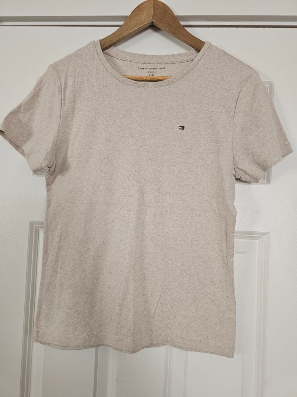 Tommy Hilfiger Women's logo detail short sleeve crewneck t-shirt, Beige Heather